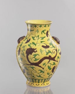 Vase. Chinese; Qing dynasty 1644–1911, 19th century. Porcelain vessel, height 24.5 cm, diameter 17