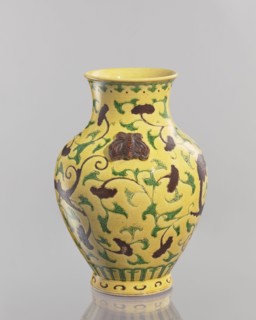 Vase., Chinese; Qing dynasty 1644–1911. Ceramic vessel, 19th century. With a low foot and a