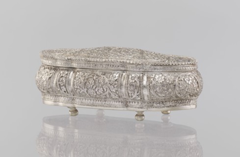 Box with lid, plant ornament, Indian, 19th/20th century, India, height 4.5 cm, width 12.5 cm, depth