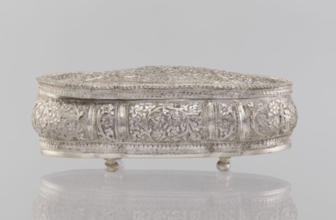 Box with lid, 19th/20th century, India; Indian art; plant ornament; height 4.5 cm, width 12.5 cm,