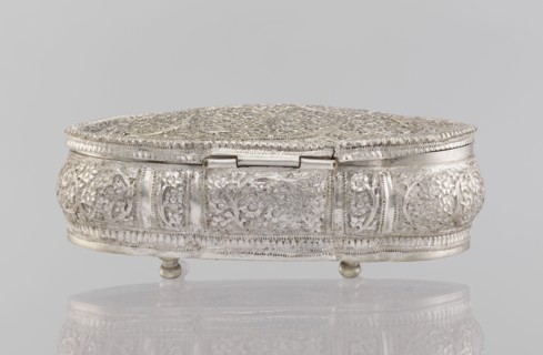 Box with lid; maker, Indian; plant ornament; 19th/20th century, India; height 4.5 cm, width 12.5