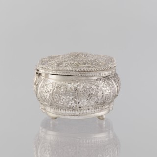 Box with lid, Indian, 19th/20th century, India; plant ornament; height 4.5 cm, width 12.5 cm, depth