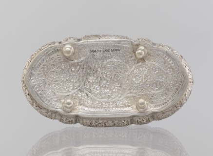Box with lid, plant ornament, 19th/20th century, India, height 4.5 cm, width 12.5 cm, depth 6.5 cm,