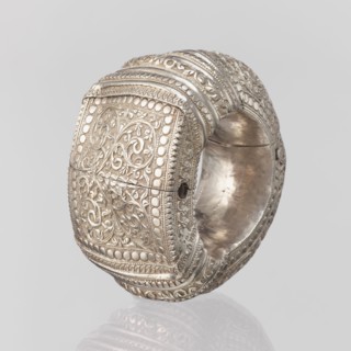 Bracelet, South Asian, Indian. Ring-shaped bracelet decorated with a stylized tendril; rectangular