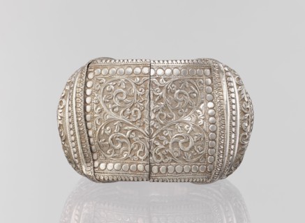 Bracelet, South Asian, Indian. Ring-shaped bracelet decorated with a stylized tendril and a
