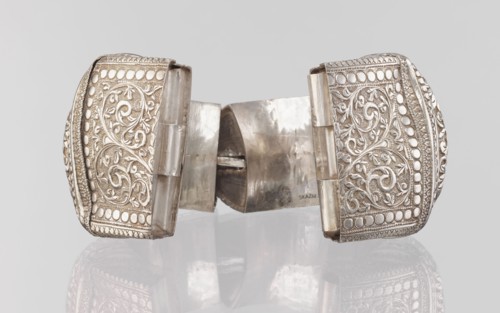 Bracelet, South Asian, Indian. Ring-shaped bracelet decorated with a stylized tendril; rectangular