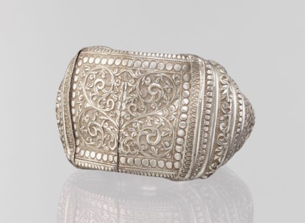 Bracelet, South Asian, Indian. Ring-shaped bracelet decorated with a stylized tendril, featuring a