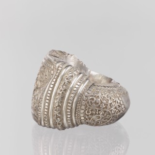 Bracelet, Ring-shaped bracelet decorated with a stylized tendril; rectangular field framed by