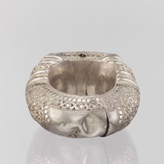 Bracelet, South Asian, Indian. Ring-shaped bracelet decorated with a stylized tendril; rectangular
