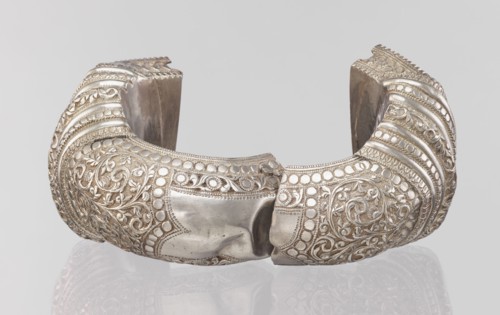 Bracelet, South Asian, Indian; ring-shaped bracelet decorated with a stylized tendril and a