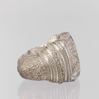 Bracelet, South Asian, Indian. Ring-shaped bracelet decorated with a stylized tendril; rectangular