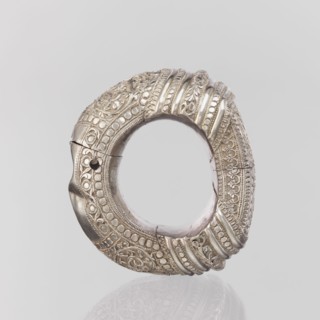 Bracelet, Ring-shaped bracelet decorated with a stylized tendril within a rectangular field framed