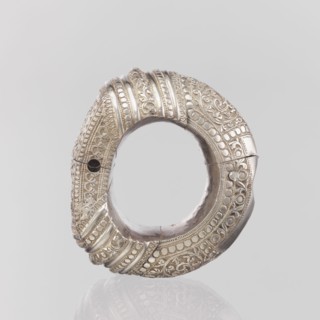 Bracelet, Ring-shaped bracelet decorated with a stylized tendril and a rectangular field framed by