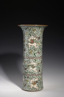 Cylindrical horn vase, Chinese, Qing dynasty, Kangxi period 1662–1722, colored porcelain in the