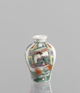 Flask - Snuffbox, Chinese, 18th century. A baluster-shaped colored porcelain flask/snuffbox,