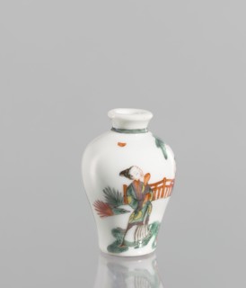 A baluster-shaped snuffbox flask, significantly widened at the shoulders, made of thick