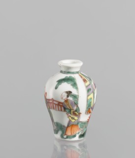 Flask - Snuffbox, Chinese, 18th century. A baluster-shaped flask, significantly widened at the