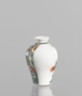 Flask - Snuffbox. Chinese; 18th century. A baluster-shaped colored porcelain flask/snuffbox,