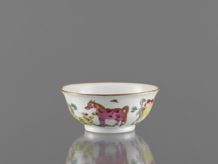 Bowl, colored porcelain, Qing style, decorated with landscape motifs and horses on the outer wall;