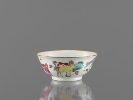 Bowl, colored porcelain, Qing 1644–1911, 19th century, China. Bowl on a ring-shaped foot, decorated