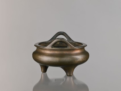 Li-type incense burner, Chinese, Qing dynasty 1644–1911, 18th century. Round, flattened Li-type