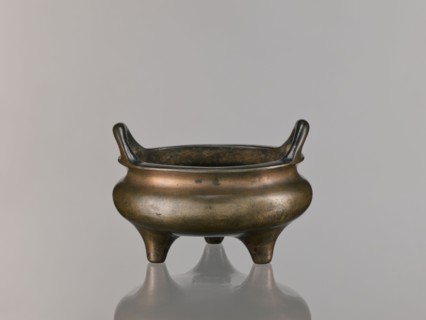 Li-type incense burner, Qing dynasty 1644–1911, 18th century, Chinese, round flattened form on