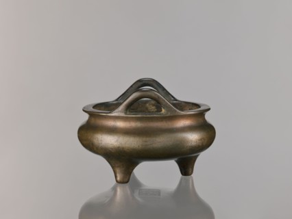 Li-type incense burner, Chinese, Qing dynasty 1644–1911, 18th century. Round, flattened Li-type