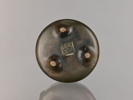 Li-type incense burner, Chinese; Qing dynasty 1644–1911, 18th century; round, flattened incense