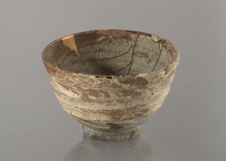 Wan-nari type tea bowl wan-nari chawan, Stoneware bowl on a low, round foot; rough surface; partly