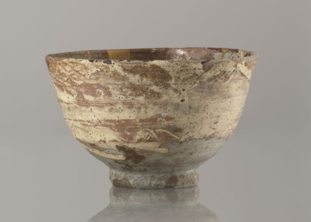 Wan-nari type tea bowl wan-nari chawan, Stoneware bowl on a low, round foot; rough surface; partly