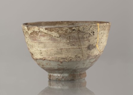 Wan-nari type tea bowl wan-nari chawan, Bowl on a low, round foot; rough surface; stoneware partly