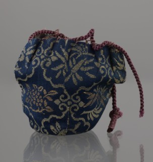 Tea canister chaire of the mimitsuki type. Brown container with two handles and a lid in a navy