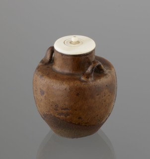 Tea canister chaire of the mimitsuki type. Brown container with two handles and a lid in a navy