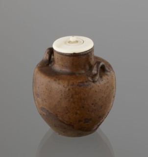 Tea canister chaire of the mimitsuki type. Brown container with two handles and a lid in a navy