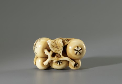 Netsuke in the shape of a twig with biwa loquat fruits, Gyokuhôsai Yamada Bunjiro, active in Edo,