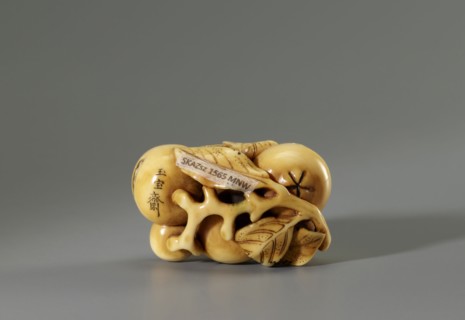 Netsuke in the shape of a twig with biwa loquat fruits, Gyokuhôsai Ryûchin, fl. ca. 1850–1870.