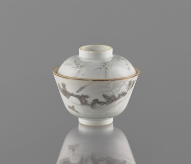 Bowl with a lid, decorated ceramics colored porcelain, Chinese art, Qing dynasty, Tongzhi