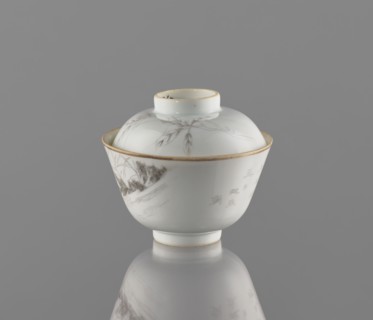Bowl with a lid, decorated with ducks and peaches, colored porcelain. Chinese, Qing dynasty,
