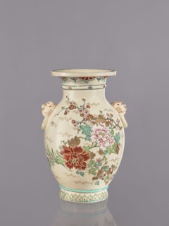 Vase, decorated with flowers and lions in satsuma ware; Japanese ceramics with cracklework