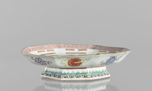 Platter, ceramics, colored porcelain, Qing dynasty Tongzhi period, 1862–1874, Chinese, diameter 24