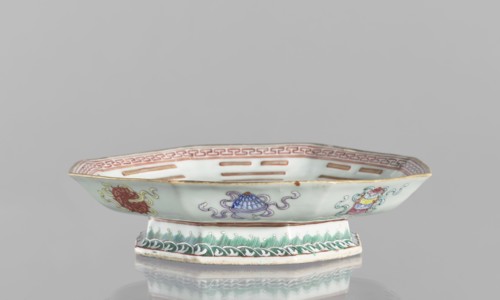 Platter;, Colored porcelain, Qing dynasty Tongzhi period, 1862–1874, China. Decorated in the mirror