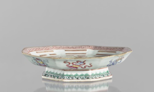 Platter, ceramics, colored porcelain, Qing dynasty, Tongzhi period 1862–1874, Chinese, In the