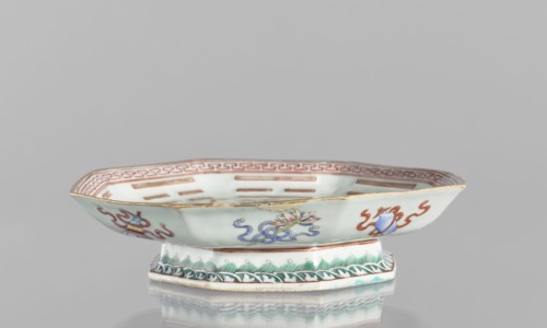 Platter, ceramics, colored porcelain, Chinese, Qing dynasty Tongzhi, 1862–1874. In the mirror, the