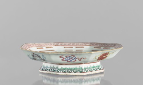 Platter, ceramics, colored porcelain, painted with the Taoist Taiji symbol as two stylized