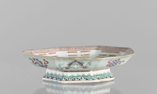 Platter, colored porcelain; Qing dynasty, Tongzhi period 1862–1874; China. Circular vessel, height