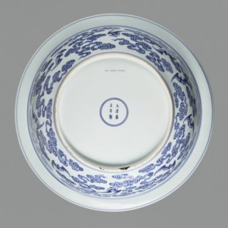 Platter on stand, decorated with bats and fruit motifs; blue-and-white porcelain, Qing dynasty,