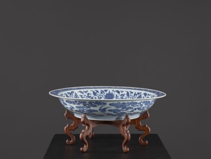 Platter on stand, blue-and-white porcelain, Qing dynasty, Yongzheng period 1723–1735. The platter