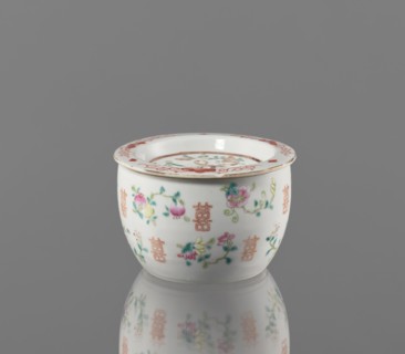 Hand warmer, ceramics, colored porcelain, Qing dynasty 1644–1911, Tongzhi period 1862–1874. Bulging