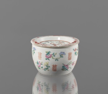 Hand warmer, colored porcelain, Qing dynasty Tongzhi period, 1862–1874, China. Ceramic vessel with