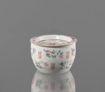 Hand warmer, Colored porcelain, Qing dynasty Tongzhi, 1862–1874. Bulging vessel with a flat